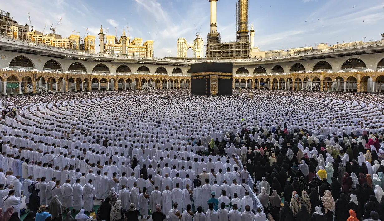 Umat ​​Muslim berdoa di sekitar Ka'bah, tempat suci paling suci Islam, di Masjidil Haram di kota suci Mekkah pada hari pertama Idul Fitri, yang menandai berakhirnya bulan puasa Ramadhan, Jumat (21/4/2023). (Photo by Abdel Ghani BASHIR / AFP)