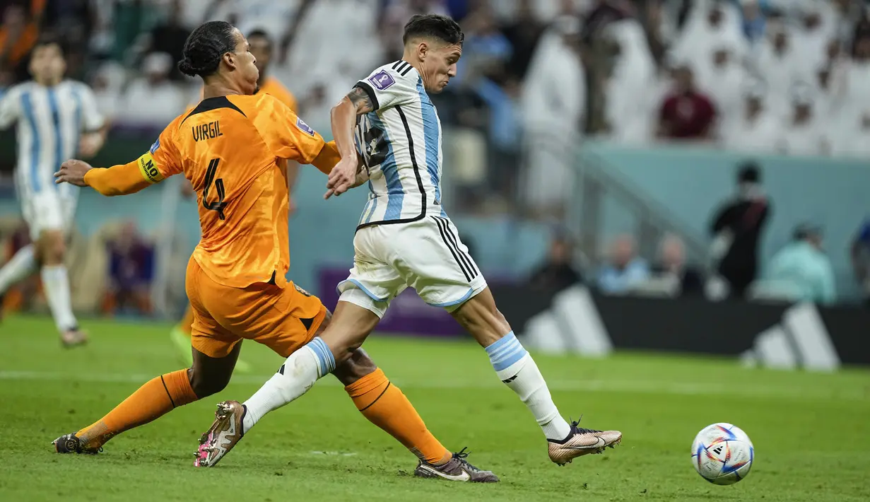 Bek Argentina Nahuel Molina mencetak gol pembuka saat bek Belanda Virgil van Dijk mencoba menghentikannya pada babak perempat final Piala Dunia 2022 di Lusail Iconic Stadium, Sabtu (10/12/2022) dinihari WIB. Berkat hasil ini, Argentina berhak lolos ke semifinal untuk menghadapi Kroasia pada Rabu (14/12/2022) dini hari WIB mendatang. (AP Photo/Jorge Saenz)