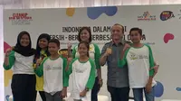 Mutiara A. Bilqis, Agustina Iskandar, I Kadek Bayu S., Veronica Utami, Kinara, Bambang Hendroyono dan Kadek Roby (kiri ke kanan) dalam konferensi pers World Cleanup Day Indonesia 2019 di Hutan Kota Patriot Bina Bangsa Bekasi pada Sabtu (21/9/2019. (dok. liputan6.com/Novi Thedora)