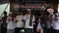 Pimpinan Pondok Pesantren atau Ponpes Al Khairiyah Cirebon, Habib Miqdad Bin Gasim Baharun mendoakan Bakal Cabup Majalengka Eman Suherman dapat terpilih pada Pilkada 2024. (Ist)