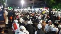 Jemaah memadati acara Maulid Nabi di Markas FPI, Jakarta Pusat. (Liputan6.com/Muhamad Ali)