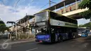 Bus berpenumpang 60 orang ini hanya melaju dengan kecepatan 20 KM/Jam, Jakarta, Sabut (26/12/2015). Sejumlah warga memanfaatkan waktu Libur berkeliling Jakarta dengan Bus City Tour. (Liputan6.com/Yoppy Renato)