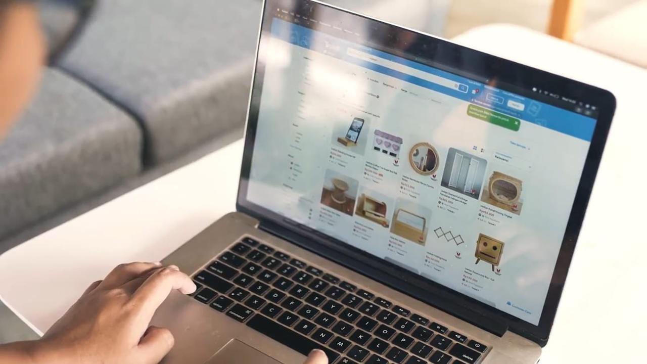 Pelanggan membuka website Blibli untuk belanja online produk lokal (ilustrasi produk Uwitan, brand furnitur lokal asal Yogyakarta)