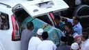 Keranda jenazah Pepeng saat akan dimasukkan ke dalam ambulandi usai disalatkan di Masjid Baiturrahman, Depok, Jawa Barat, Rabu (6/5/2015). Rencananya Pepeng akan dimakamkan di TPU Jelupang, BSD, Serpong. (Liputan6.com/Helmi Afandi)