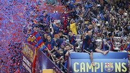 Javier Mascherano bersama pemain Barcelona lainnya merayakan kemenangan tiga gelar Barcelona pada musim ini dengan berpawai keliling kota. (REUTERS/Albert Gea)