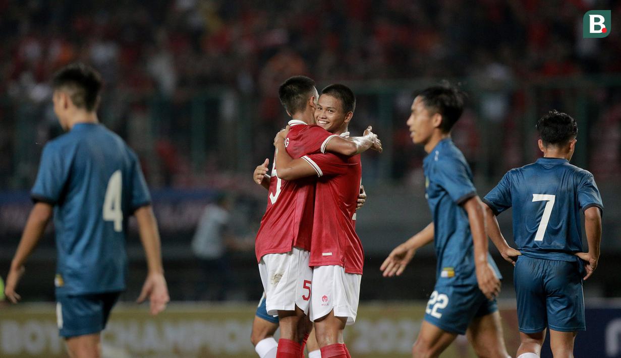 Pemain Timnas Indonesia U-19, Hokky Caraka (tengah) merayakan gol yang dicetaknya ke gawang Brunei Darussalam dalam laga penyisihan Grup A Piala AFF U-19 2022 antara Indonesia menghadapi Brunei Darussalam di Stadion Patriot Candrabhaga, Bekasi, Senin (4/7/2022). (Bola.com/M. Iqbal Ichsan)