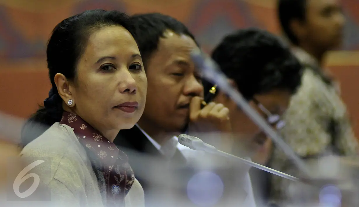 Menteri BUMN, Rini Soemarno mengikuti rapat kerja dengan Komisi VI DPR di Kompleks Parlemen, Jakarta, Kamis (1/10/2015). Komisi VI mengingatkan Rini bahwa Indonesia adalah Negara Non Blok dan tidak condong ke blok tertentu. (Liputan6.com/Johan Tallo)