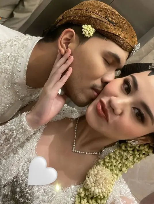 Setelah resmi mengucap ijab kabul saat akad nikah, Thariq Halilintar yang resmi menjadi suami Aaliyah pun mencium mesra pipi sang istri. [@thariqhalilintar]