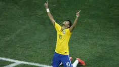 Penyerang Brasil, Neymar, tampil gemilang dengan mencetak dua gol di laga perdana Piala Dunia 2014 di Corinthians Arena, Sao Paulo, (13/6/2014). (AFP PHOTO/Fabrizio Bensch)