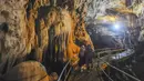 Lokasinya pun mudah dijangkau karena berada satu arah dengan kawasan wisata Pantai Prigi, sekitar 25 kilometer dari pusat kota Trenggalek. Tampak dalam foto, aktivitas pengunjung di dalam Goa Lowo di Watuagung, Trenggalek, Jawa Timur. (merdeka.com/Arie Basuki)
