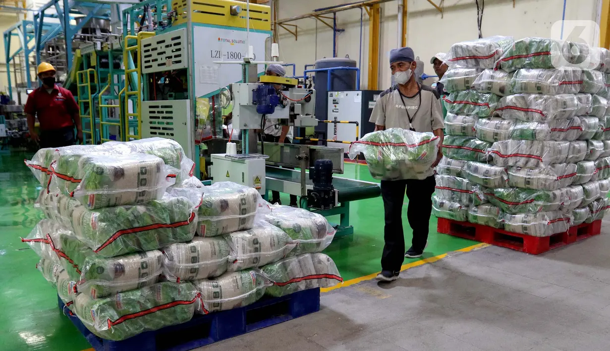 Kepala Dinas Ketahanan Pangan, Kelautan, dan Pertanian (KPKP) DKI Jakarta, Suharini Eliawati, mengatakan di Pasar Induk Beras Cipinang (PIBC) terdapat 49.591 ton beras dan di PT Food Station Tjipinang Jaya 10.684 ton. (Liputan6.com/Herman Zakharia)