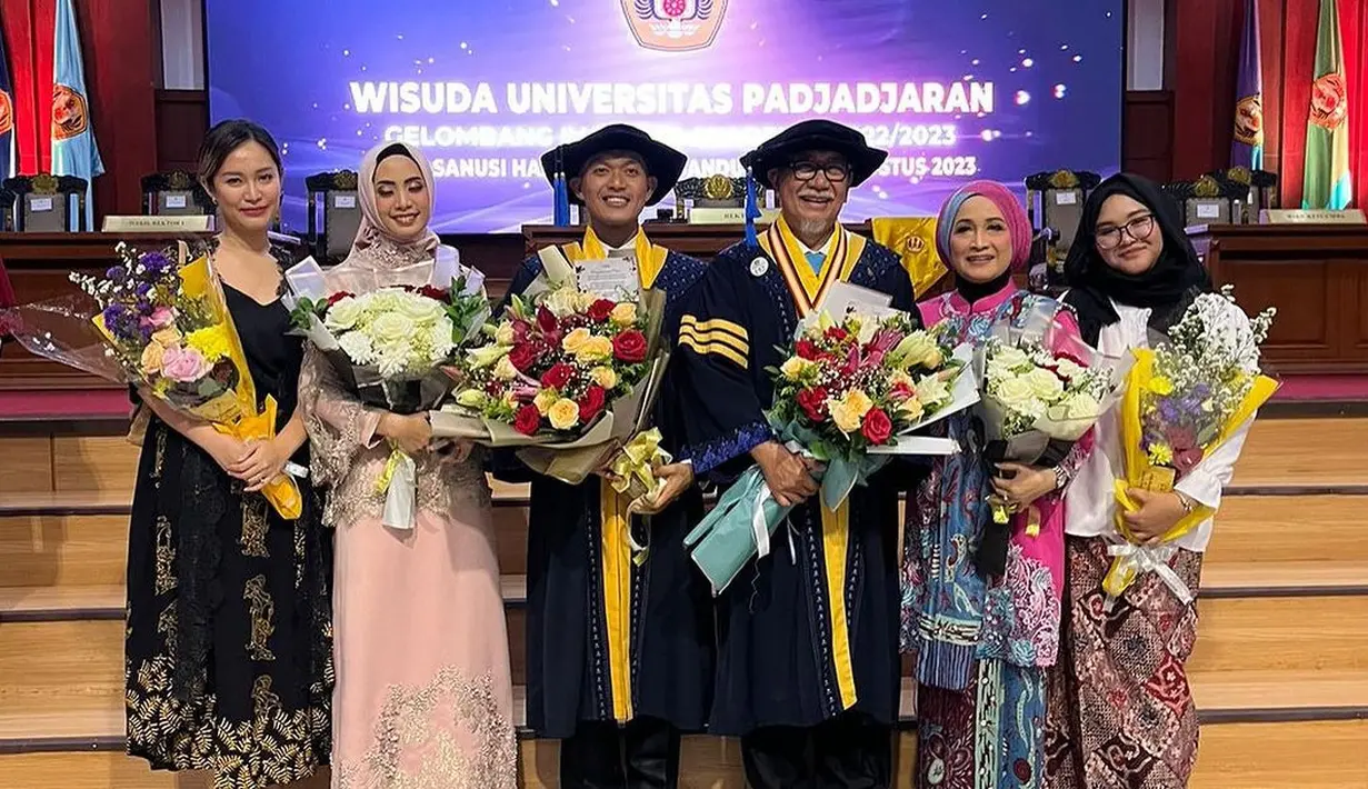 Kabar bahagia dibagikan aktor senior Deddy Mizwar. Melalui akun instagramnya, aktor berusia 68 tahun itu mengumumkan telah meraih gelar doktor dari Universitas Padjajaran. Dalam momen wisuda itu juga berbarengan dengan putranya, Mayor inf Zulfikar Rakita Dewa. [Instagram/deddy_mizwar]