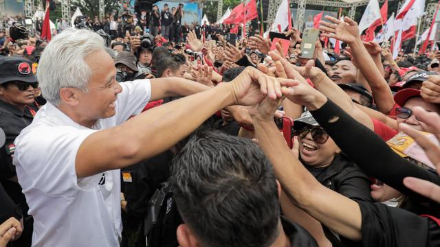 Ganjar Pranowo dalam Hajatan Rakyat Sulawesi Utara di Lapangan Koni Satrio, Kota Manado, Sulawesi Utara, Kamis (1/2/2024)