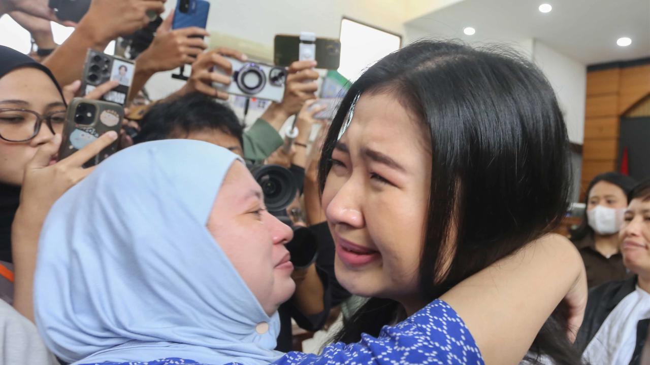 FOTO: Laras Faizati Bebas Bersyarat Usai Sidang Vonis Penghasutan