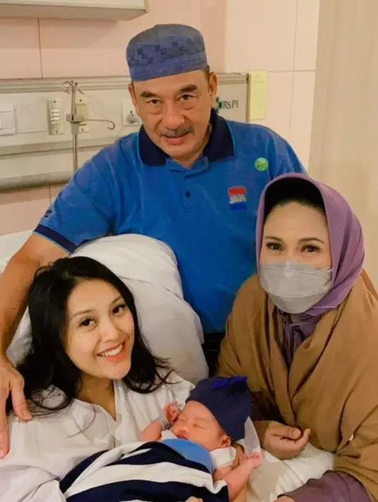 Arlo menjadi cucu pertama Hetty Koes Endang, lahir sebagai buah cinta dari Afifah dengan Faldo Arsanda Aziz (Instagram @hke57)