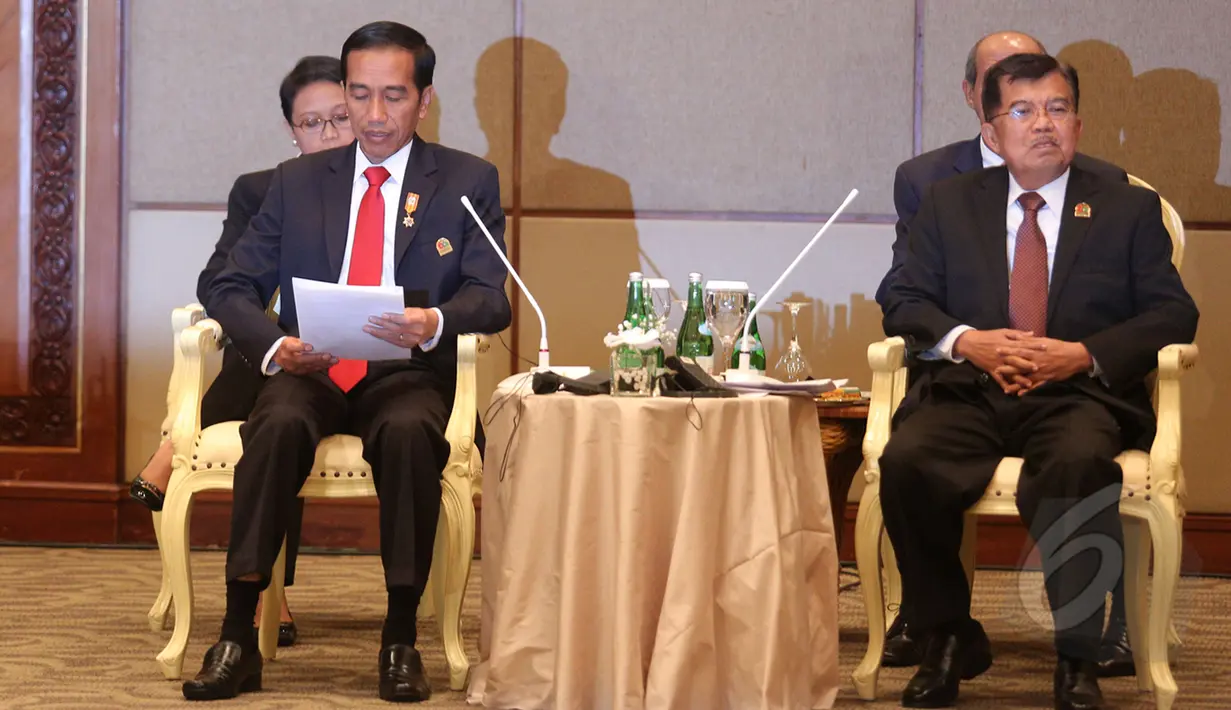 Presiden Joko Widodo (kiri) bersama Wapres Jusuf Kalla bertemu dengan delegasi Organisasi Konferensi Islam (OKI) saat KAA ke-60 di Jakarta, Rabu (22/4/2015). Jokowi mengusulkan pembentukan gugus tugas negara-negara Islam. (Liputan6.com/Herman Zakharia)