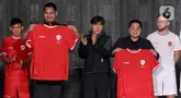 Menpora Dito Ariotedjo (kedua kiri), Pelatih Timnas Indonesia Shin Tae-yong dan Ketua umum PSSI, Erick Thohir saat Indonesia menghadiri peluncuran kostum baru di Jakarta, Senin (18/3/2024). (Liputan6.com/Herman Zakharia)