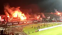 Flare menyala pada laga Bali United versus Persija, Minggu (2/12/2018) di Stadion I Wayan Dipta, Gianyar. (Bola.com/Benediktus Gerendo Pradigdo)