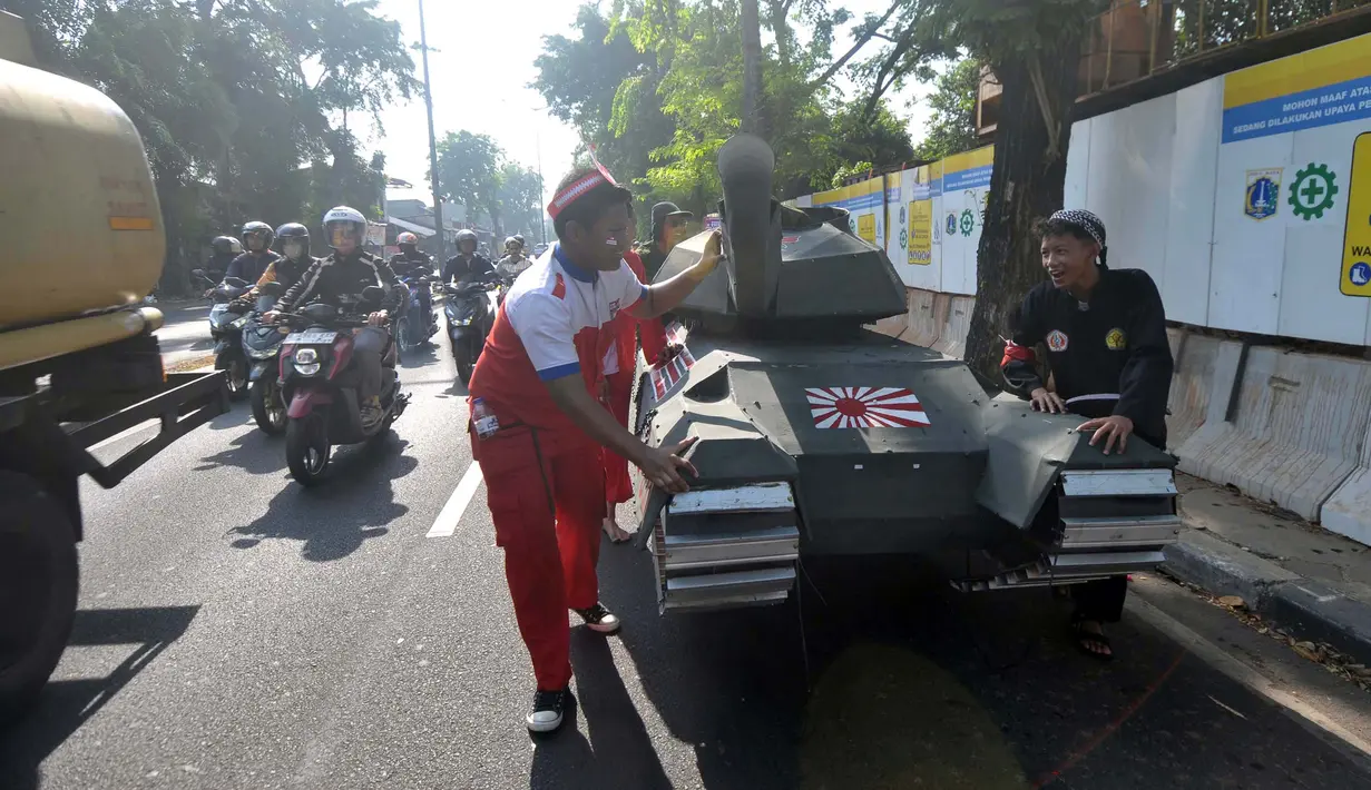 Pawai yang dilakukan pelajar sekolah BPS&K Jakarta mengusung tema Karnaval Nusantara Pelajar yang Anti Tawuran. (merdeka.com/Imam Buhori)