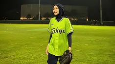 Belum lama ini, Zaskia Adya Mecca membagikan aktivitasnya saat bermain softball di lapangan GBK. Ia mengungkapkan jika bermain softball di GBK sudah menjadi cita-citanya sejak SMA. Namun, baru kesampaian sekarang. Zaskia merasa senang dan mengerti bahwa saat ini adalah waktu yang tepat untuk ikut bermain. (Liputan6.com/IG/@zaskiadyamecca)