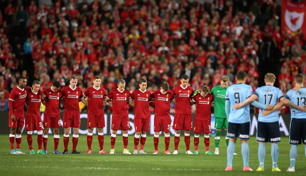 Pemain Liverpool FC dan Sydney FC melakukan hening sesaat untuk memberi penghormatan kepada korban pemboman di Manchester sebelum pertandingan persahabatan dimulai di Sydney, Australia (24/5). (AP Photo / Rick Rycroft)