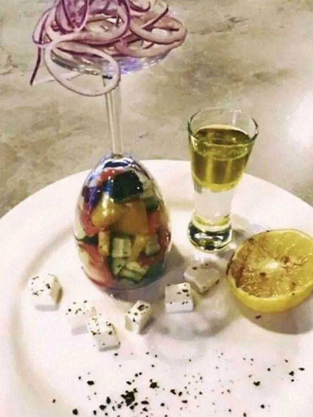 7 Penyajian Makanan Ini Absurd Banget, Bikin Bingung Menyantapnya