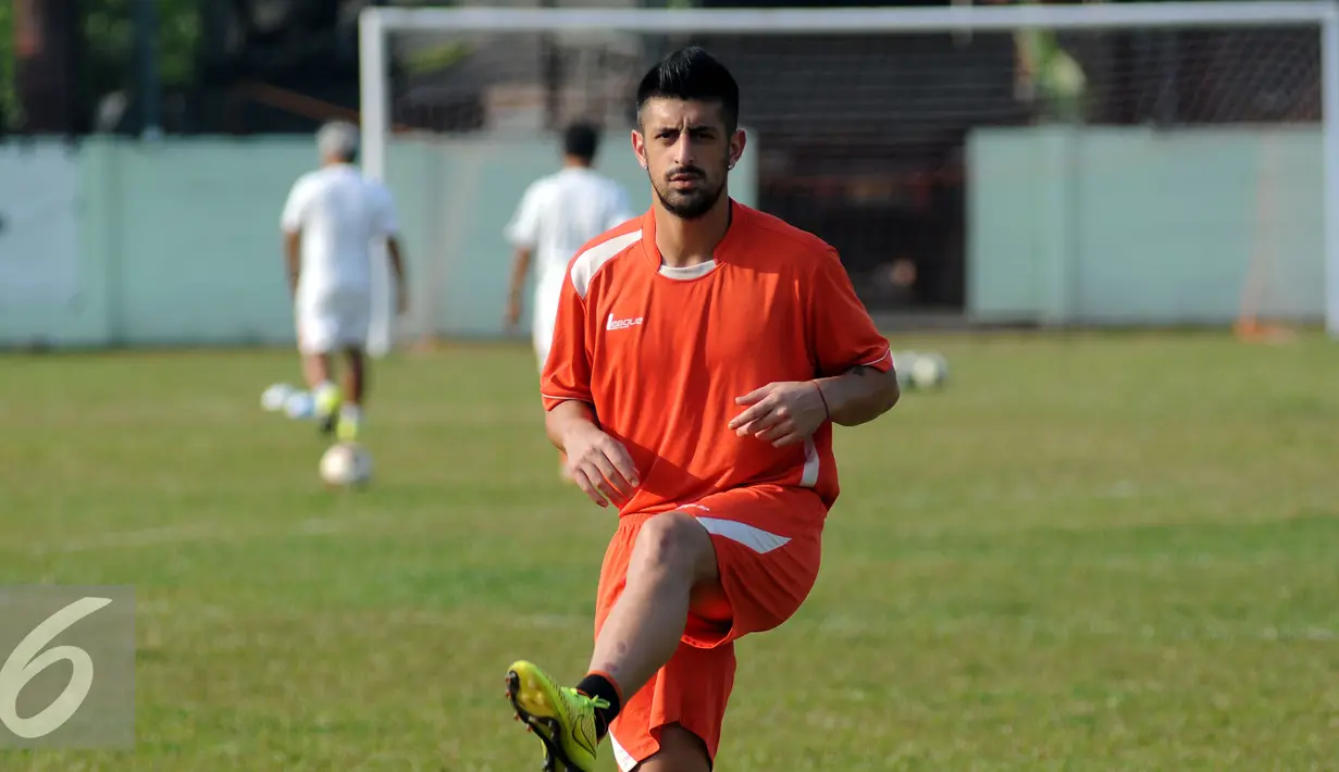 Pesepakbola Persija asal Argentina, Alan Aciar melakukan pemanasan dan mengikuti latihan bersama di Markas Yon Zikon 14, Jakarta, Senin (24/8/2015). Persija kembali berlatih untuk menghadapi turnamen Piala Presiden 2015. (Liputan6.com/Helmi Fithriansyah)