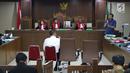 Terdakwa dugaan menghalangi proses penyidikan KPK, Lucas (kanan) memberi pertanyaan kepada salah satu saksi ahli pada sidang lanjutan di Pengadilan Tipikor, Jakarta, Kamis (21/2). Sidang mendengar dua saksi ahli. (Liputan6.com/Helmi Fithriansyah)