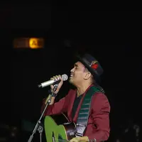 Di malam Minggu tersebut pemilik nama Glenn Fredly Deviano Latuihamallo ini tampil menawan dengan kostum berwarna merah. (Galih W. Satria/Bintang.com)