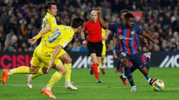 Pemain Barcelona Ansu Fati (kanan) menendang bola saat melawan Cadiz pada pertandingan sepak bola Liga Spanyol di Stadion Camp Nou, Barcelona, Spanyol, 19 Februari 2023. Barcelona mengalahkan Cadiz dengan skor 2-0. (AP Photo/Joan Monfort)