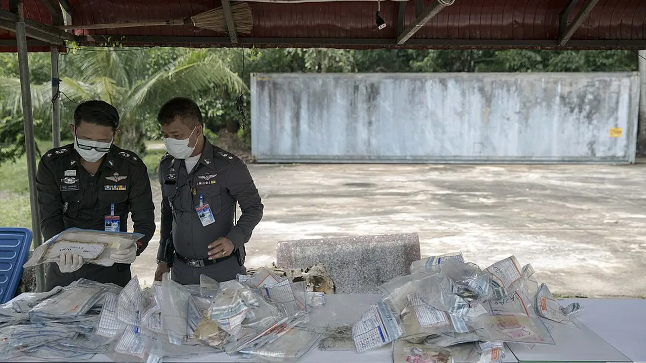 Harta yang melekat di jasad korban Tsunami 2004