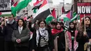 Para pengunjuk rasa pro-Palestina memegang spanduk, bendera, dan plakat dalam sebuah demonstrasi di London, Sabtu, 3 Februari 2024, menuntut gencatan senjata dan diakhirinya pengepungan Gaza. (AP Photo/Kin Cheung)