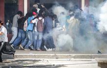 FOTO: Demo Hari Kedua, Mahasiswa Timor Leste Bentrok dengan Polisi