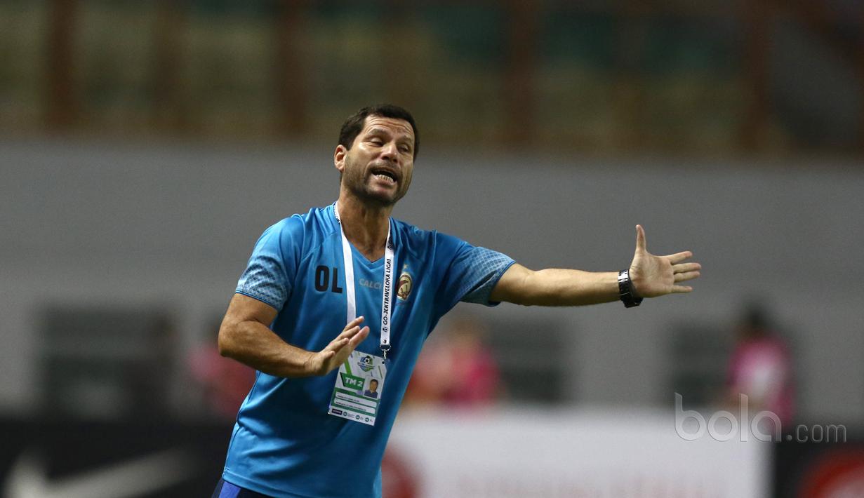 Ekspresi pelatih Sriwijaya FC, Oswaldo Lessa saat memberikan instruksi kepada anak asuhnya pada laga Liga 1 2017 di Stadion Wibawa Mukti, Cikarang, Jumat (16/6/2017). Persija menang 1-0. (Bola.com/Nicklas Hanoatubun)