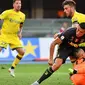 Kiper Chievo Verona, Stefano Sorrentino, bertabrakan dengan striker Juventus, Cristiano Ronaldo, pada laga Serie A di Marc'Antonio Bentegodi, Sabtu (18/8/2018). (AFP/Alberto Pizzoli)