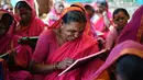 Ekspresi seorang nenek, Savita Deshmukh (62) selama belajar di Sekolah Aajibaichi Shaala, Desa Fangane, India, pada 1 Maret 2017. Sekolah ini didirikan pada 2016 agar membuat nenek-nenek terbebas dari buta aksara. (AFP Photo / Indranil Mukherjee)
