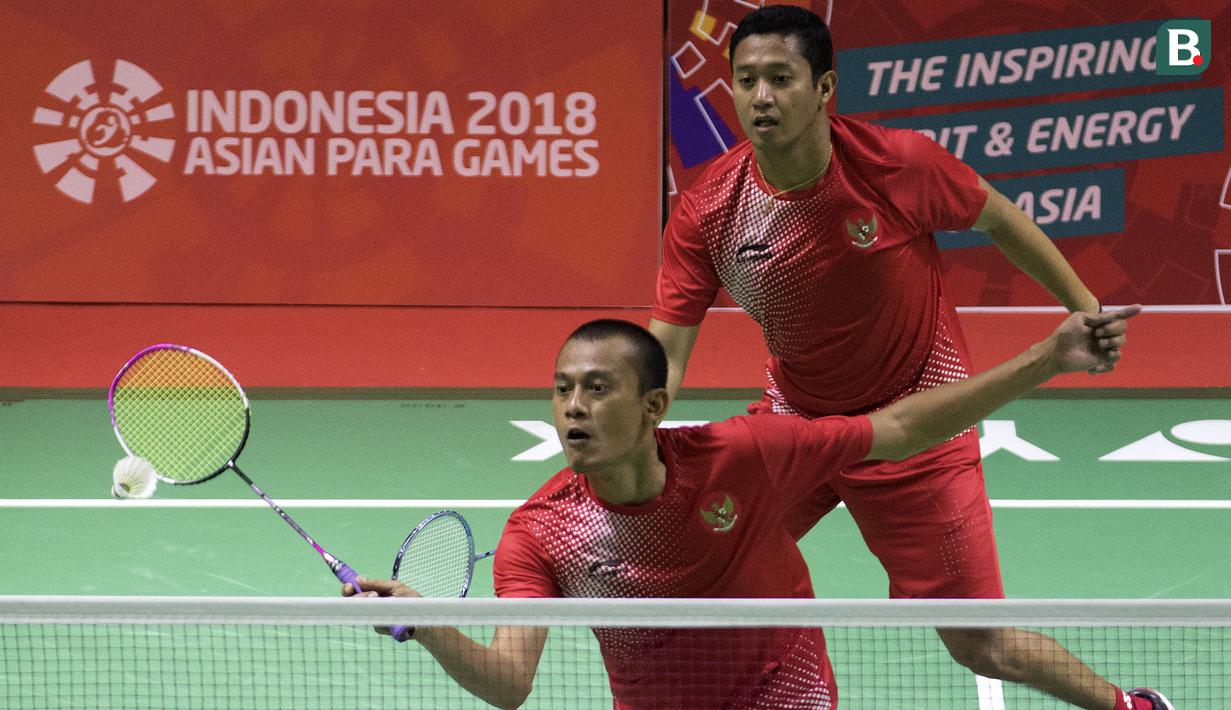 Fredy Setiawan/Dwiyoko pebulutangkis Indonesia meraih medali emas di nomor ganda putra SL3-SL4 setelah mengalahkan pasangan Korea pada Asian Para Games 2018 di Istora Senayan, Sabtu (13/10/2018).  (Bola.com/Peksi Cahyo)