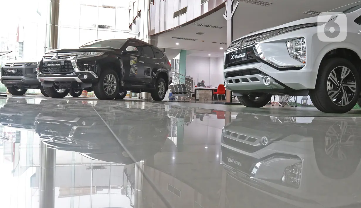 Sejumlah unit mobil baru berada di salah satu showroom penjualan Mitsubishi kawasan Mampang, Jakarta, Senin (19/10/2020). Menkeu, Sri Mulyani, telah menegaskan menolak usulan yang dilayangkan Kementerian Perindustrian terkait pajak 0 persen untuk pembelian mobil baru. (Liputan6.com/Herman Zakharia)