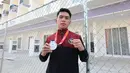 Alfadhila Ramadhan berpose dengan medali perak cabor Kun Bokator nomor Men's Spirit Form di perkampungan atlet SEA Games 2023, Sport Village, Phnom Penh, Kamboja, Jumat (5/5/2023). Alfadhila Ramadhan menduduki posisi kedua cabor Kun Bokator nomor Men's Spirit Form dengan memperoleh poin 7,67. (Bola.com/Abdul Aziz)