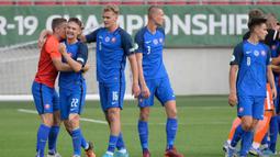 Para pemain Slovakia merayakan kemenangan atas Austria pada babak play-off Piala Eropa U-19 di Anton Malatinsky Stadium, Trnava, Slovakia (28/6/2022). Slovakia lolos ke Piala Dunia U-20 2023 dengan status peringkat kelima pada Piala Eropa U-19 setelah mengalahkan Austria 1-0 pada babak play-off. Slovakia baru satu kali tampil pada ajang Piala Dunia U-20 yaitu pada edisi 2003 di Uni Emirat Arab dan berhasil melaju hingga babak 16 besar. (UEFA)