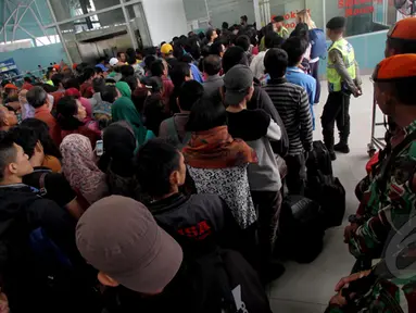 Ratusan penumpang Lion Air mengantri untuk mendapatkan pengembalian uang (refund), Jakarta, Jumat (20/2/2015). Adanya refund akibat penundaan keberangkatan sejumlah rute penerbangan Lion Air sejak Rabu (18/2/2015). (Liputan6.com/Faisal R Syam)