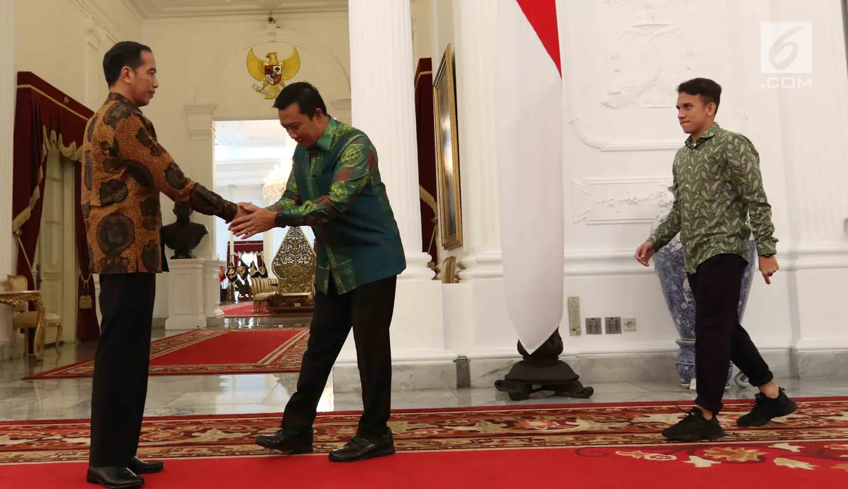 Presiden Jokowi menyambut kedatangan Menteri Pemuda dan Olahraga (Menpora) Imam Nahrawi dan pemain tim nasional (timnas) U-19 Egy Maulana Vikri di Istana Merdeka, Jumat (23/3). Kedatangan Egy Maulana atas undangan dari Jokowi. (Liputan6.com/Angga Yuniar)