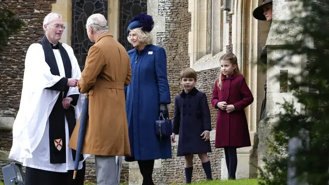 Raja Charles dan Permaisuri Camila menghadiri Misa Natal 2022. Pangeran Louis, Putri Charlotte, terlihat di belakang.(AP Photo/Kirsty Wigglesworth)