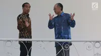 Presiden Joko Widodo (Jokowi) dan Presiden Bank Dunia Jim Yong Kim berbincang santai saat kunjungan kehormatan di beranda Istana Kepresidenan Bogor, Rabu (4/7). Pertemuan membahas persiapan Annual Meeting IMF-World Bank di Bali (Liputan6.com/Angga Yuniar)