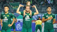 Gelandang Persebaya Surabaya, Ze Valente dalam pertandingan kontra Borneo FC Samarinda di Stadion Gelora Joko Samudro, Gresik, Jum'at (3/2/2023). (Bola.com/Wahyu Pratama)