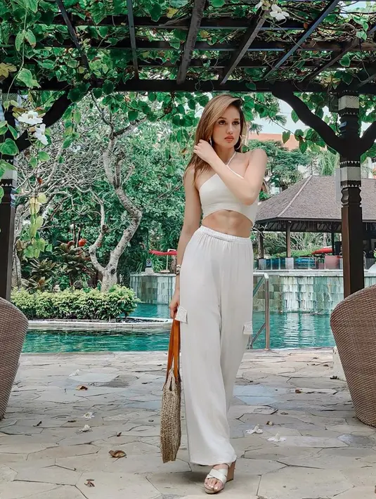 Lewat YouTube Channel Luna Maya, Cinta menceritakan kehidupannya di Hollywood pada tahun 2011-2019 lalu. Selain berkarier, tujuan utamanya di sana adalah menyelesaikan kuliahnya.  (Instagram/claurakiehl)