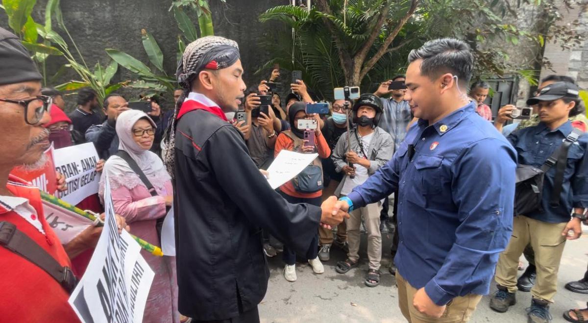 Massa pejuang merah putih datangi rumah jokowi. (merdeka.com/arie sunaryo).