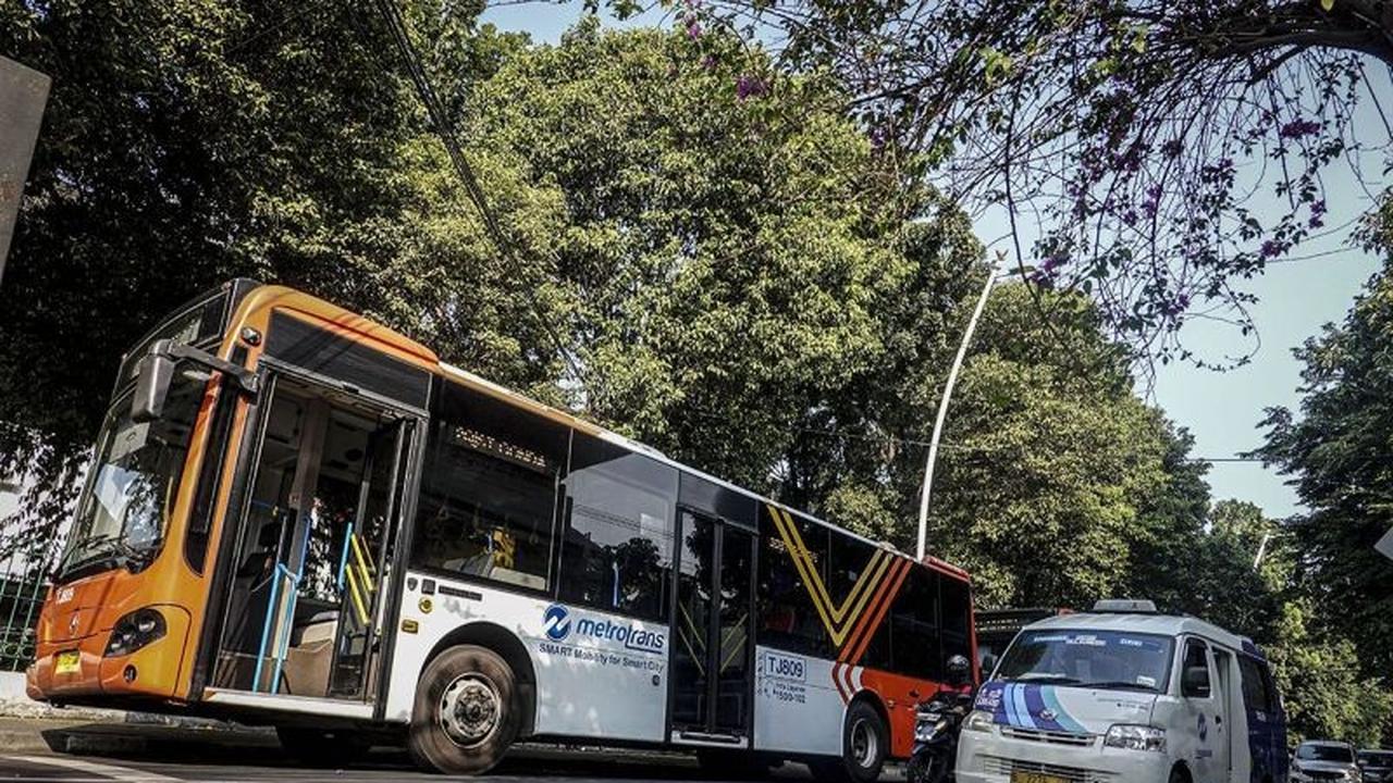 Genangan Air Jakarta Picu Pengalihan Rute Transjakarta dan Mikrotrans