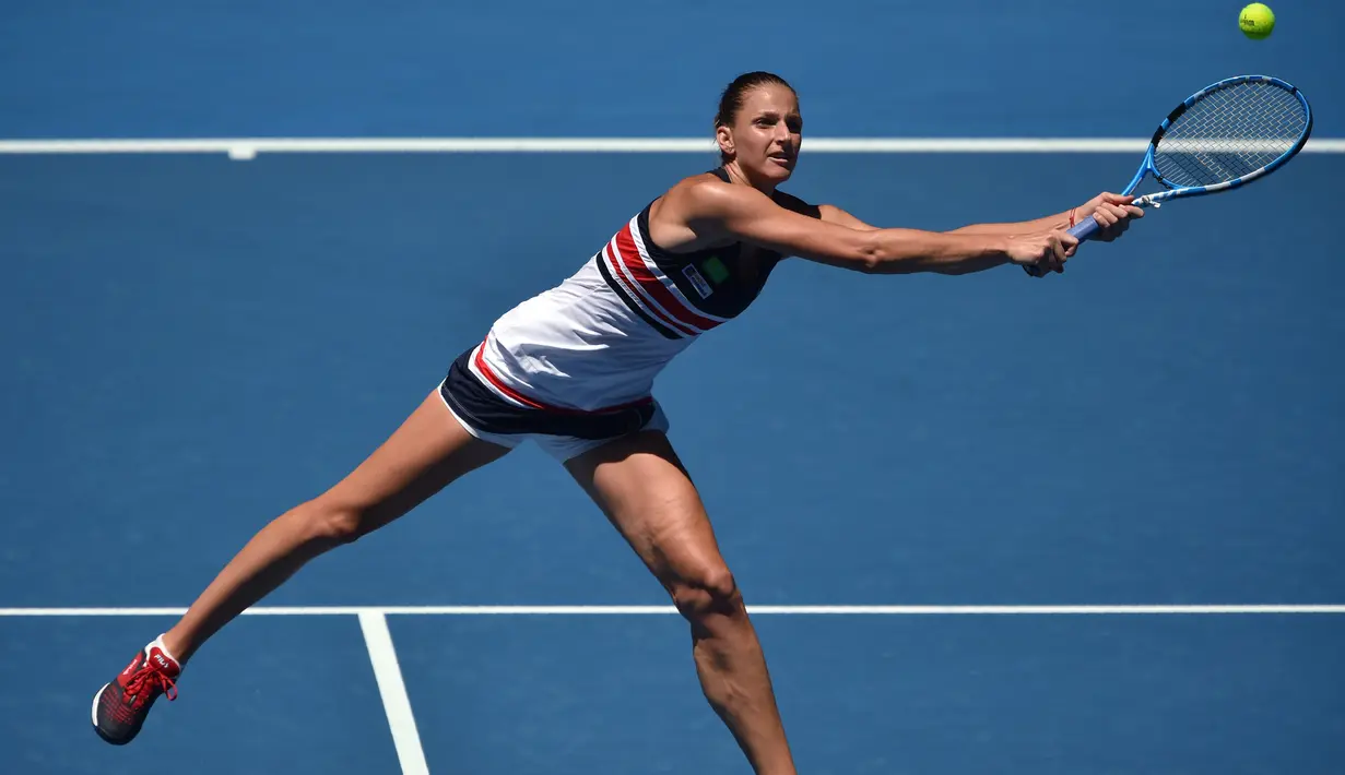 Petenis cantik asal Republik Ceska, Karolina Pliskova mengembalikan bola saat melawan petenis Paraguay, Veronica Cepede Royg pada putaran pertama Australia Tebuka di Melbourne, (16/1/2018). (AFP/Peter Parks)