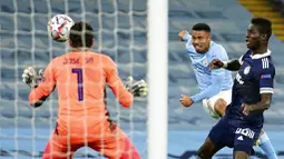 Striker Manchester City, Gabriel Jesus, melepaskan tendangan ke gawang Olympiakos pada laga Liga Champions di Stadion Etihad, Rabu (4/11/2020). Manchester City menang dengan skor 3-0. (AP/Dave Thompson)